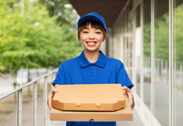 Delivery woman with takeaway pizza boxes — Stock Photo, Image