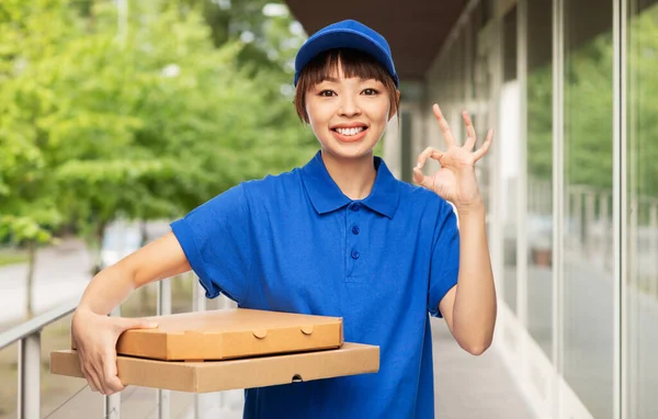 Entrega mujer con pizza cajas mostrando ok signo — Foto de Stock