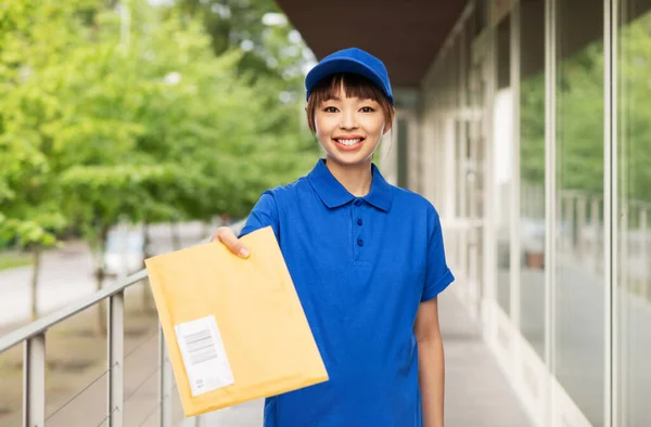 Happy delivery woman holding parcel envelope — Stock Photo, Image