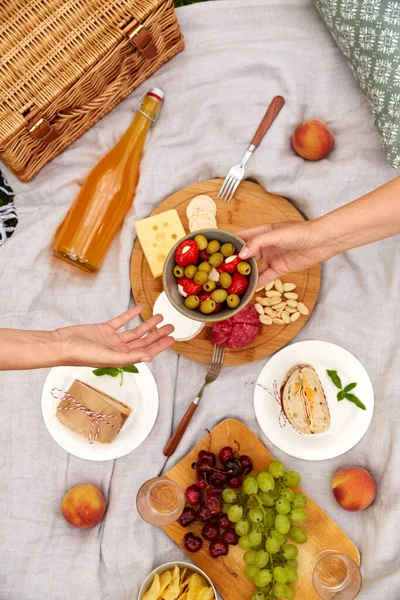 Zblízka rukou s jídlem a nápoji na pikniku — Stock fotografie