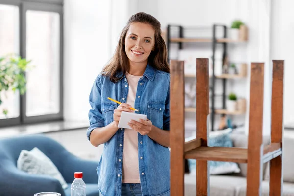 Mulher com mesa velha escrevendo para notebook em casa — Fotografia de Stock