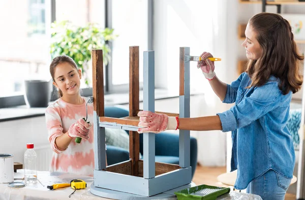Mãe e filha pintando mesa velha em casa — Fotografia de Stock