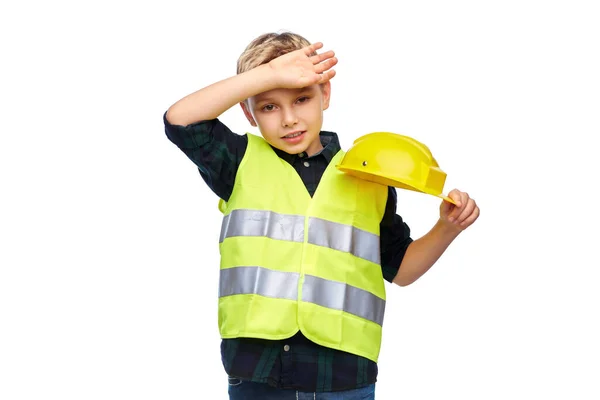 Уставший мальчик в защитном шлеме и защитном жилете — стоковое фото