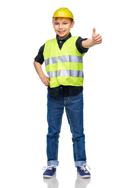 Счастливый мальчик в строительном шлеме показывает вверх большие пальцы — стоковое фото
