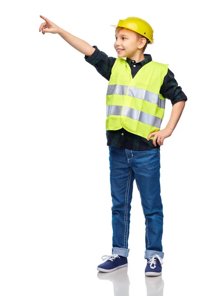 Pequeño niño en la construcción casco señalando dedo — Foto de Stock