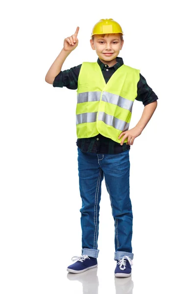 Хлопчик в будівельному шоломі вказує пальцем вгору — стокове фото