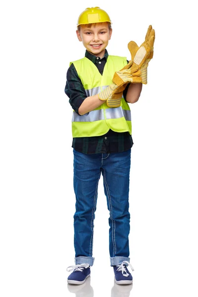 Chłopiec w kasku ochronnym, rękawiczkach i kamizelce bezpieczeństwa — Zdjęcie stockowe