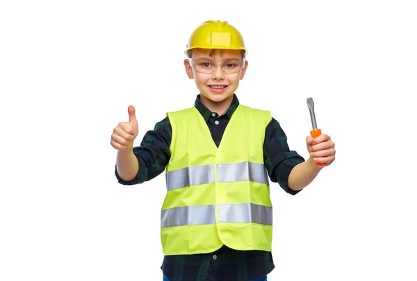 Menino feliz na construção de capacete com chave de fenda — Fotografia de Stock