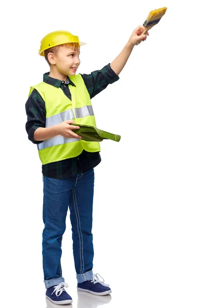 Kleine jongen in beschermende helm met borstel — Stockfoto