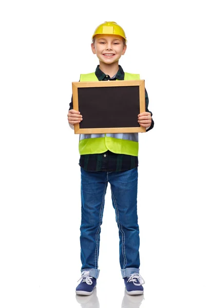 戴防护头盔的小男孩拿着黑板 — 图库照片