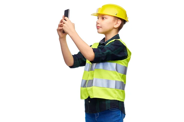 Menino no capacete tomando selfie com telefone — Fotografia de Stock