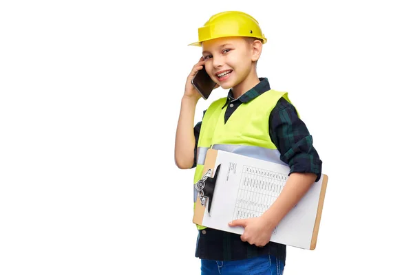 Niño en casco con portapapeles llamando por teléfono —  Fotos de Stock