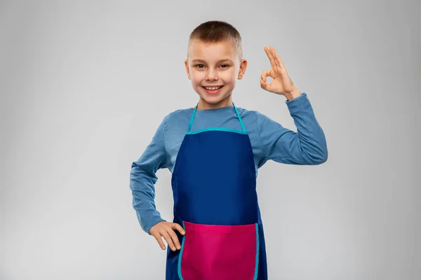 Niño sonriente en delantal —  Fotos de Stock