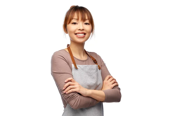 Счастливая улыбающаяся женщина, шеф-повар или официантка в фартуке — стоковое фото