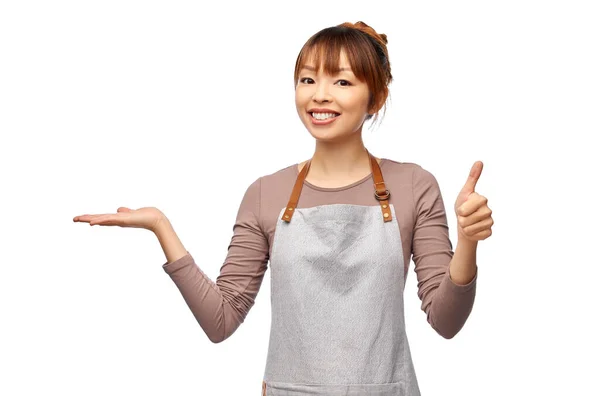 Щасливий жіночий шеф-кухар або офіціантка тримає щось — стокове фото