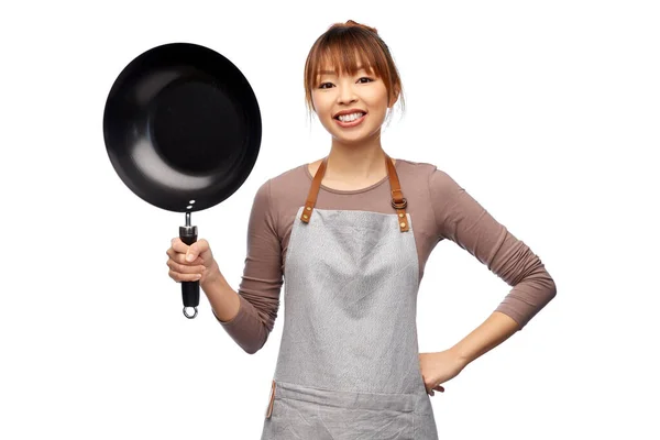 Feliz cocinera sonriente con sartén —  Fotos de Stock