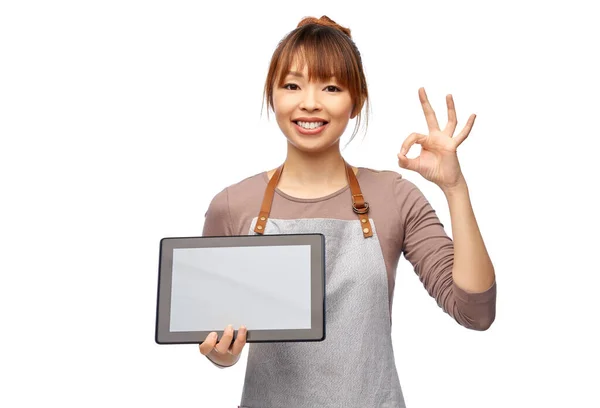 Glückliche Frau in Schürze mit Tablet-PC — Stockfoto