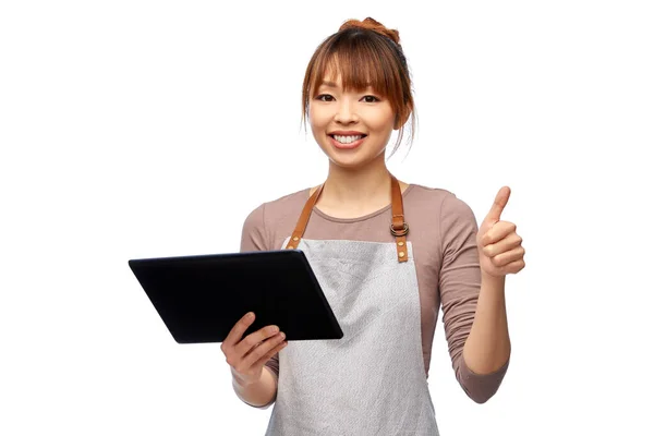 Mujer feliz en delantal con tablet PC — Foto de Stock