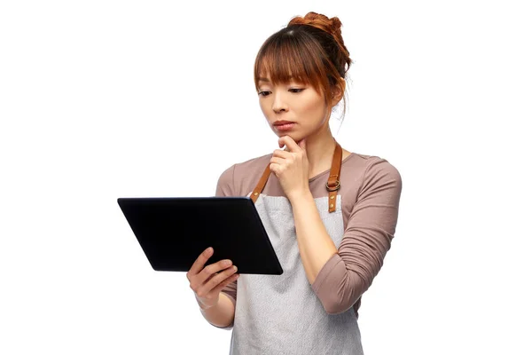 Mujer feliz en delantal con tablet PC — Foto de Stock