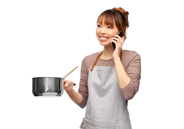 Glad kvinnlig kock med kastrull ringer på telefon — Stockfoto