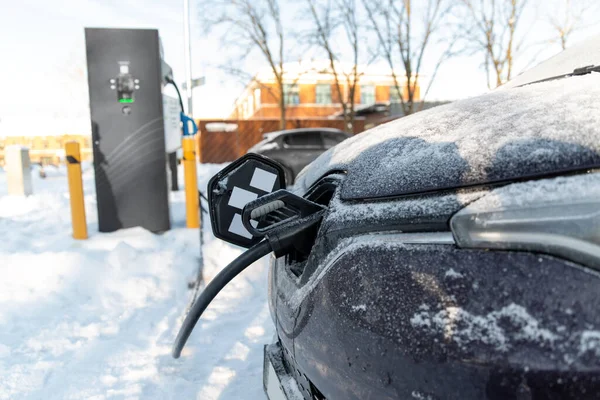 Zbliżenie ładowania samochodów elektrycznych w zimie — Zdjęcie stockowe