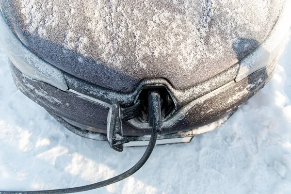 Zblízka nabíjení elektromobilů v zimě — Stock fotografie