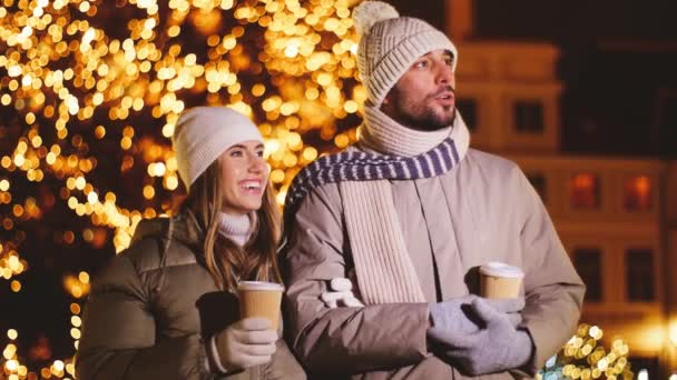 Noel 'de şehirde kahve içen çift — Stok video