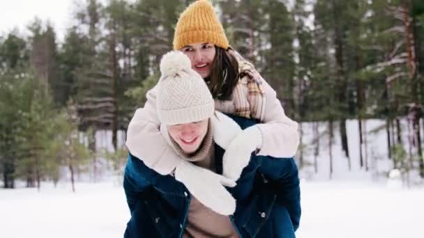 Gelukkig glimlachen paar het hebben van plezier in de winter bos — Stockvideo