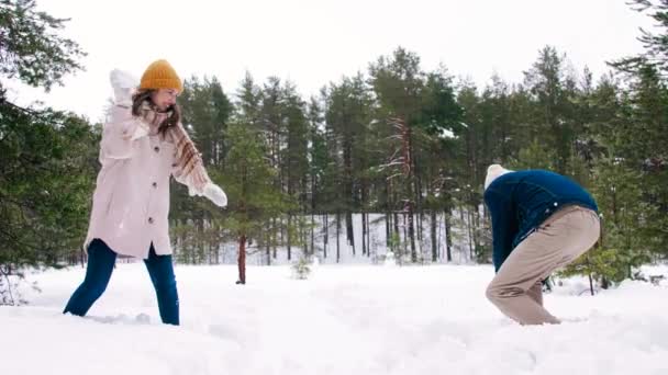 Glückliches Paar beim Schneeballschlachtspiel im Winter — Stockvideo