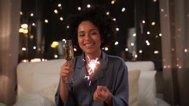 Mujer feliz bebiendo champán en la cama por la noche — Vídeos de Stock