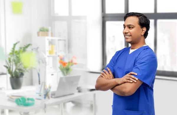 Glad läkare eller manlig sjuksköterska i blå uniform — Stockfoto