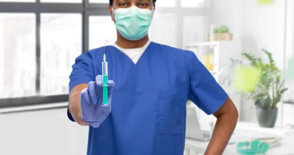 Male doctor in mask and gloves with syringe — Stock Photo, Image