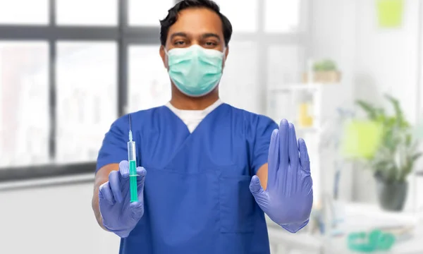 Mannelijke arts met masker en handschoenen met spuit — Stockfoto