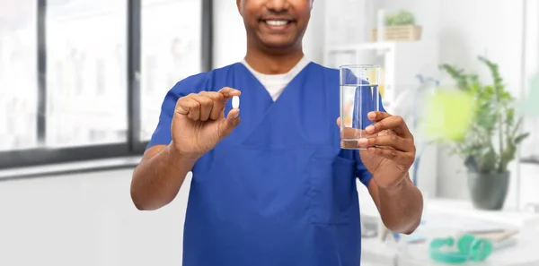 Médecin heureux ou infirmière masculine avec la médecine et l'eau — Photo