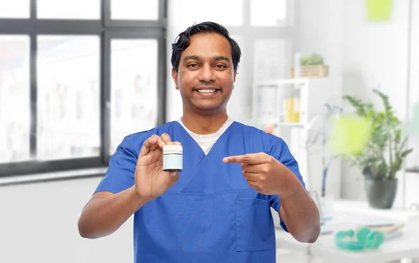 Arts of mannelijke verpleegkundige die geneesmiddelen vasthoudt — Stockfoto