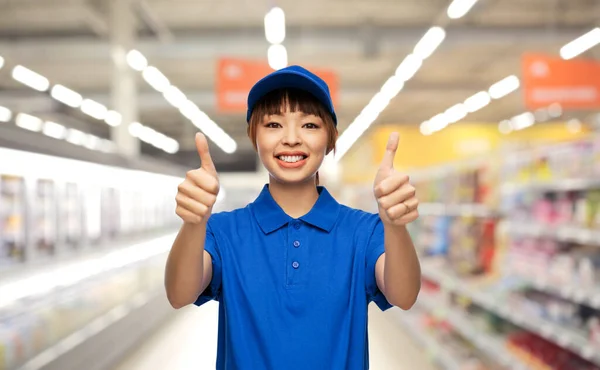Uśmiechnięta dostarczycielka pokazująca kciuki w górę gest — Zdjęcie stockowe