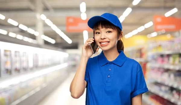 Feliz mujer entrega sonriente llamando en el teléfono inteligente — Foto de Stock