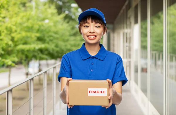 Paket kutusunu tutan mutlu teslimatçı kadın. — Stok fotoğraf