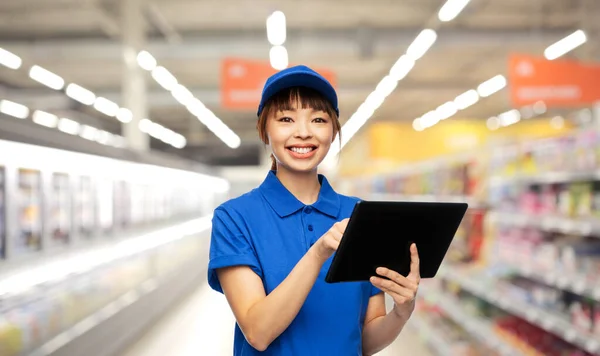 Glücklich lächelnde Zustellerin mit Tablet-Computer — Stockfoto