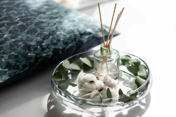Difusor de caña aromática, flores de algodón y eucalipto — Foto de Stock