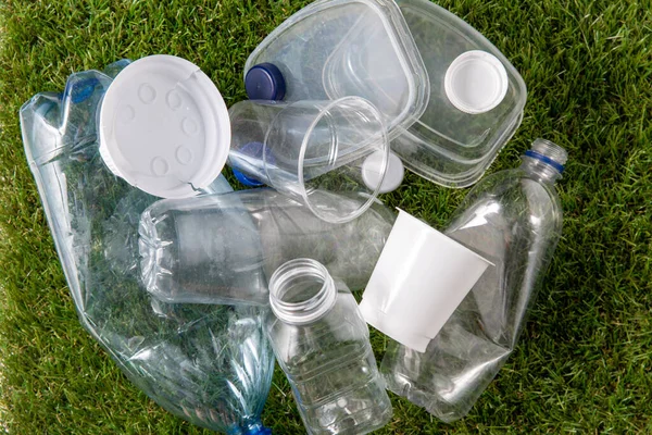 Close-up van lege gebruikte plastic flessen op gras — Stockfoto