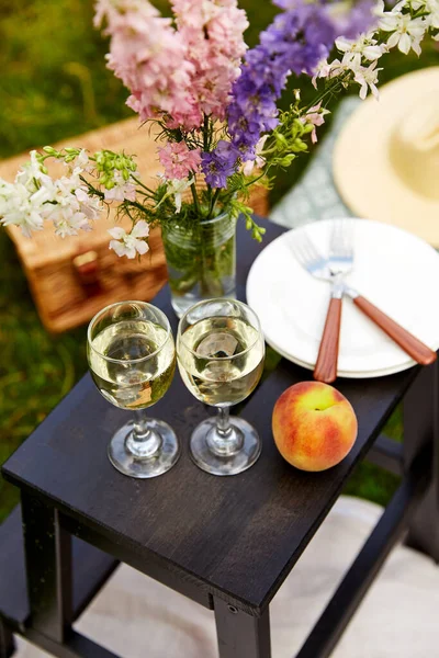 공원에서 피크닉 바구니, 꽃, 와인 잔 — 스톡 사진