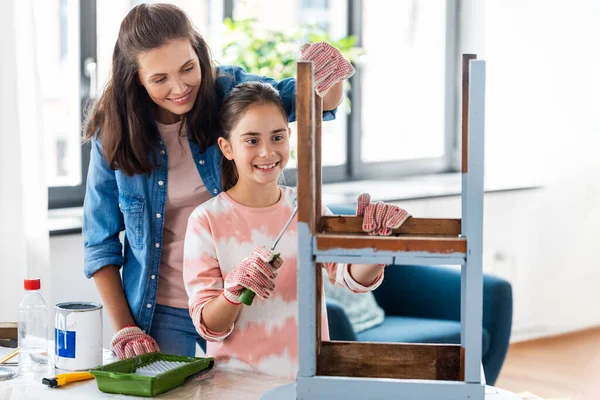 Mor och dotter målar gamla bord hemma — Stockfoto