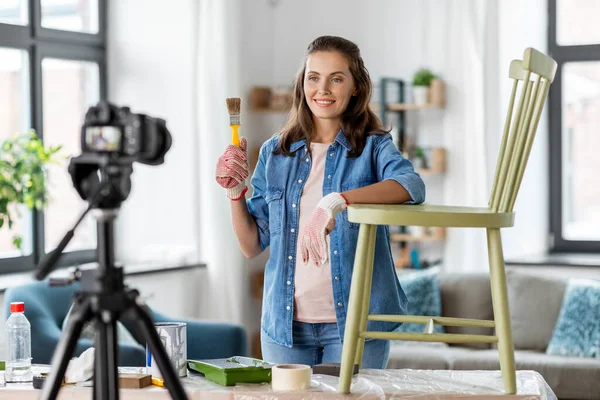 Mujer o blogger mostrando renovación de silla vieja —  Fotos de Stock