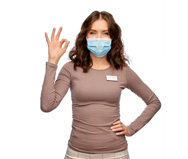 Glad kvinnlig butik assistent i medicinsk mask — Stockfoto