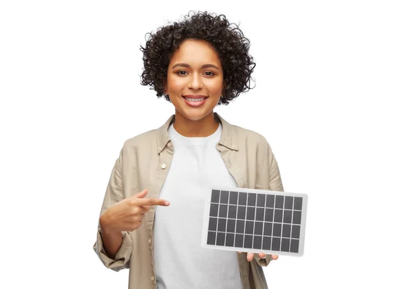 Mulher sorridente feliz com modelo de bateria solar — Fotografia de Stock