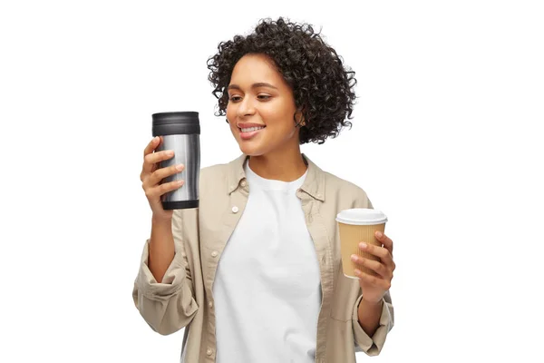 Femme avec tasse de café et gobelet pour boissons chaudes — Photo