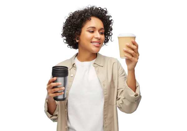 Donna con tazza di caffè e bicchiere per bevande calde — Foto Stock