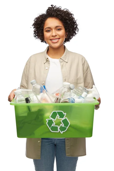 Улыбающаяся женщина держит пластиковую коробку с отходами — стоковое фото