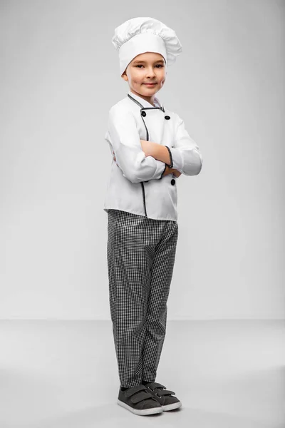 穿着厨师礼服和夹克笑着的小男孩 — 图库照片